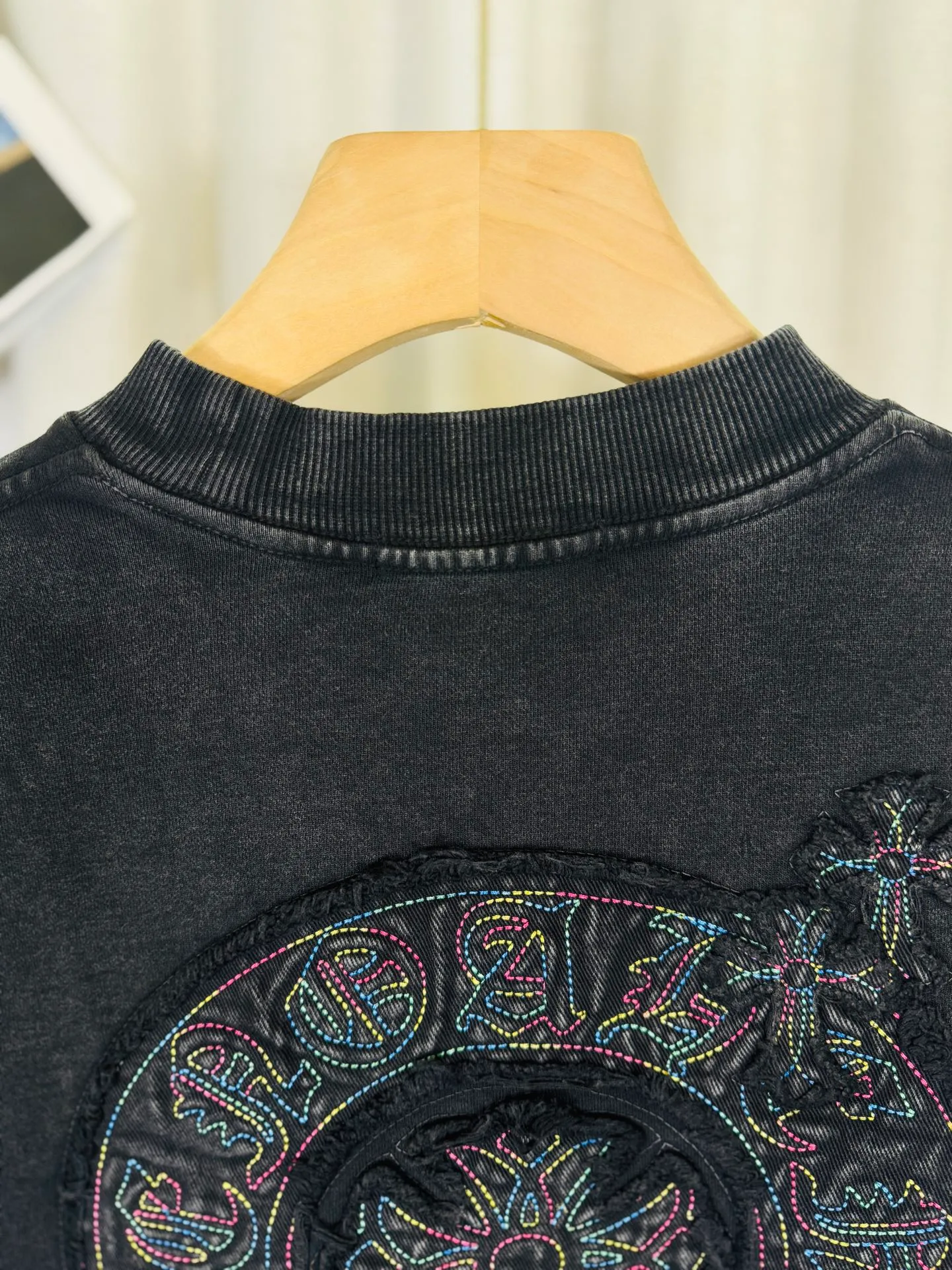 P270 top version, real shot without P, ​​different from market currency) 𝗖𝗵𝗿𝗼𝗺𝗲 𝗛𝗲𝗮𝗿𝘁𝘀/Cro Heart 2025 washed patch embroidery autumn and winter new original single counter American laser burnt 3D three-dimensional color embroidered couple casual sweatshirt 👑The highest version! Customized fabric 430g tripe terry fabric! American acid-washed and distressed original fabric laser burnt ✟appliqué embroidery and exquisite embroidery of letters! The best-selling model in the counter, very comfortable to wear. Accessories: original molded and authenticated collar label➕100% silk wash label. Genuine purchase-grade original hangtag➕matching hanging rope➕3D hanging beads➕original packaging bag. Craftsmanship: The original version has consistent wiring! The highest version of the armhole matching technique! Color: Gray Black Size: S M L XL Style No.: 9306